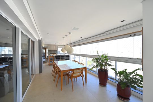 Apartamento mobiliado na Vila Mariana com 3 suítes, varanda e academia no condomínio. Ideal para comprar. — Varanda