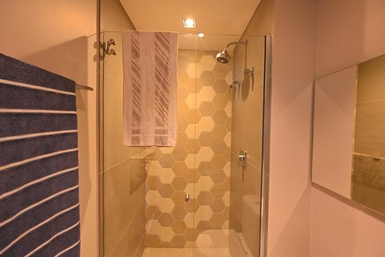 Apartamento mobiliado na Vila Mariana com 3 suítes, varanda e academia no condomínio. Ideal para comprar. — Banheiro da Suíte 2