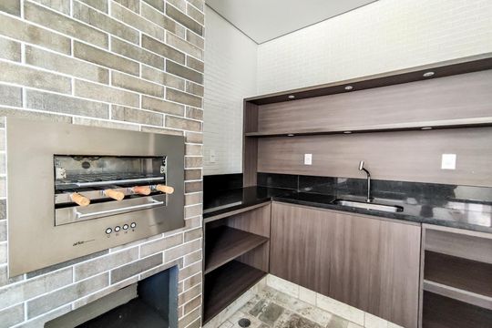 Apartamento mobiliado na Vila Mariana com 3 suítes, varanda e academia no condomínio. Ideal para comprar. — Churrasqueira