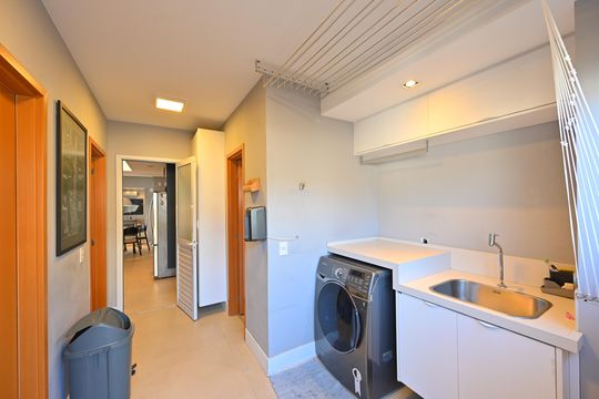 Apartamento mobiliado na Vila Mariana com 3 suítes, varanda e academia no condomínio. Ideal para comprar. — Lavanderia