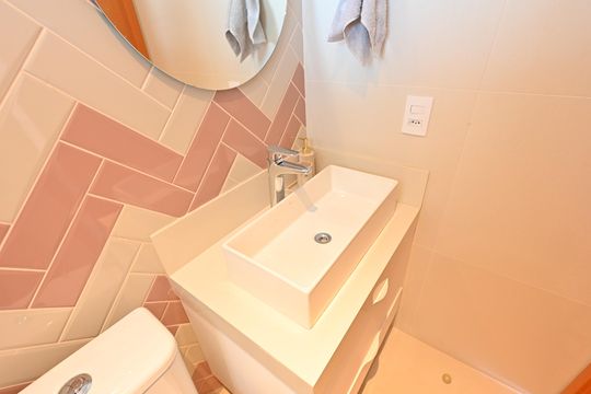 Apartamento mobiliado na Vila Mariana com 3 suítes, varanda e academia no condomínio. Ideal para comprar. — Banheiro da Suíte 3