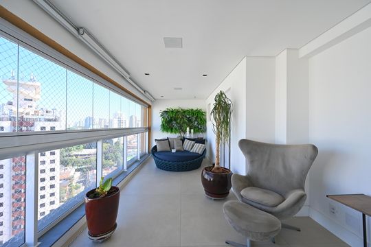 Apartamento mobiliado na Vila Mariana com 3 suítes, varanda e academia no condomínio. Ideal para comprar. — Varanda