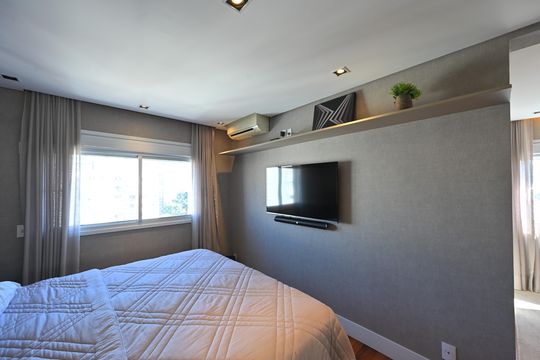 Apartamento mobiliado na Vila Mariana com 3 suítes, varanda e academia no condomínio. Ideal para comprar. — Suíte 1