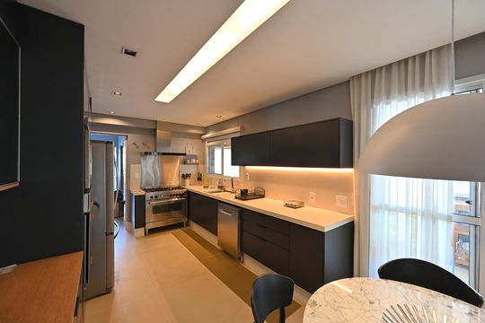 Apartamento mobiliado na Vila Mariana com 3 suítes, varanda e academia no condomínio. Ideal para comprar. — Cozinha