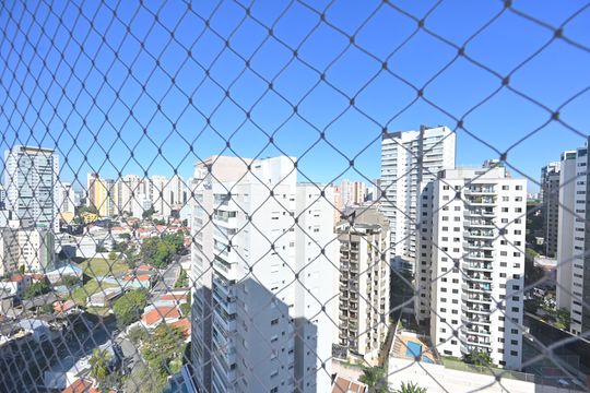 Apartamento mobiliado na Vila Mariana com 3 suítes, varanda e academia no condomínio. Ideal para comprar. — Vista da Varanda