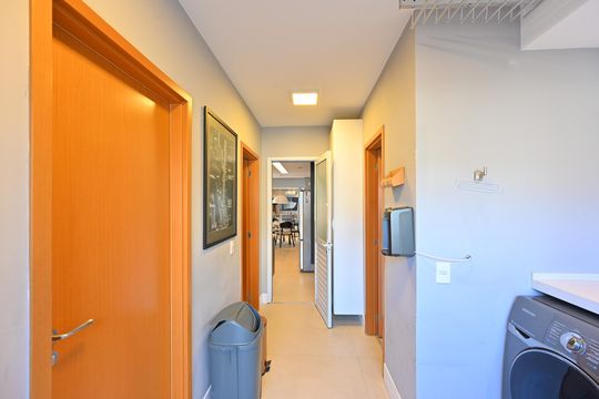 Apartamento mobiliado na Vila Mariana com 3 suítes, varanda e academia no condomínio. Ideal para comprar. — Lavanderia