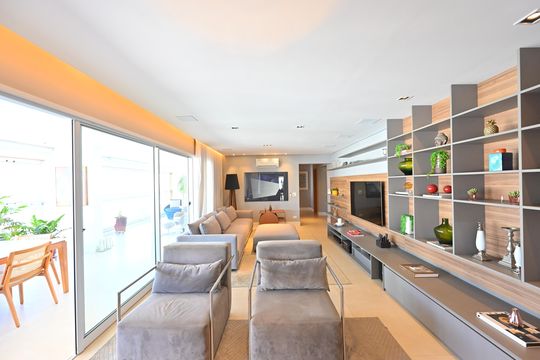 Apartamento mobiliado na Vila Mariana com 3 suítes, varanda e academia no condomínio. Ideal para comprar. — Sala