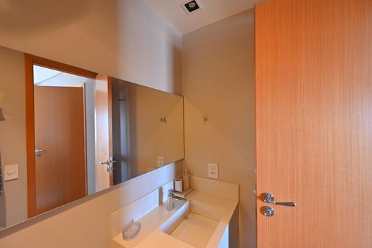 Apartamento mobiliado na Vila Mariana com 3 suítes, varanda e academia no condomínio. Ideal para comprar. — Banheiro da Suíte 2