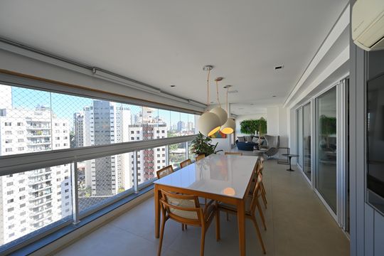 Apartamento mobiliado na Vila Mariana com 3 suítes, varanda e academia no condomínio. Ideal para comprar. — Varanda
