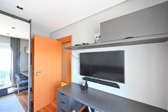 Apartamento mobiliado na Vila Mariana com 3 suítes, varanda e academia no condomínio. Ideal para comprar. — Suíte 2