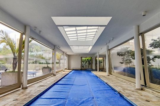 Apartamento mobiliado na Vila Mariana com 3 suítes, varanda e academia no condomínio. Ideal para comprar. — Piscina