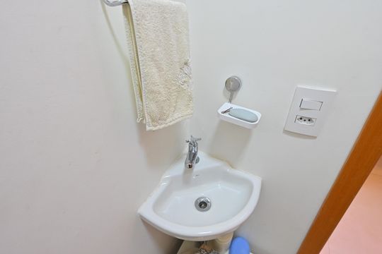 Apartamento mobiliado na Vila Mariana com 3 suítes, varanda e academia no condomínio. Ideal para comprar. — Banheiro de Serviço