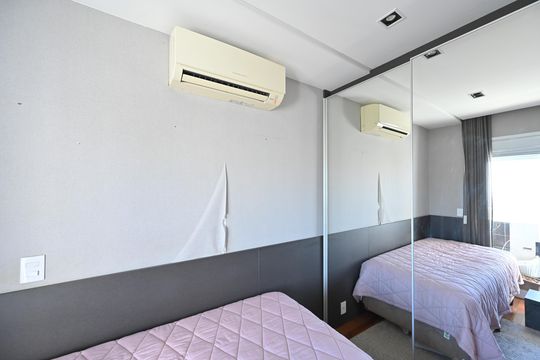 Apartamento mobiliado na Vila Mariana com 3 suítes, varanda e academia no condomínio. Ideal para comprar. — Suíte 2