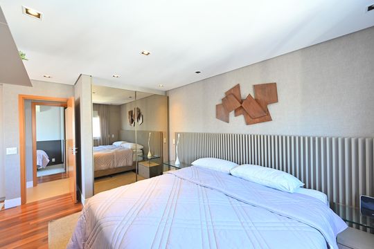 Apartamento mobiliado na Vila Mariana com 3 suítes, varanda e academia no condomínio. Ideal para comprar. — Suíte 1