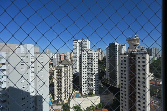 Apartamento mobiliado na Vila Mariana com 3 suítes, varanda e academia no condomínio. Ideal para comprar. — Vista da Suíte 1