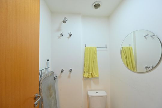 Apartamento mobiliado na Vila Mariana com 3 suítes, varanda e academia no condomínio. Ideal para comprar. — Banheiro de Serviço