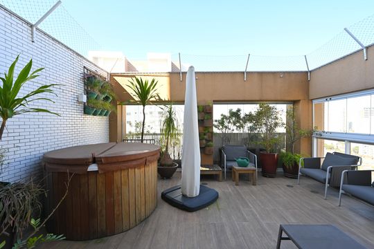 Apartamento mobiliado na Vila Mariana com 3 suítes, varanda e academia no condomínio. Ideal para comprar. — Hidromassagem