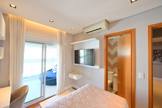 Apartamento mobiliado na Vila Mariana com 3 suítes, varanda e academia no condomínio. Ideal para comprar. — Suíte 3