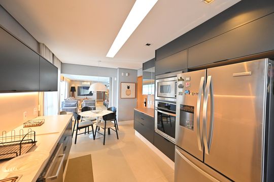 Apartamento mobiliado na Vila Mariana com 3 suítes, varanda e academia no condomínio. Ideal para comprar. — v
