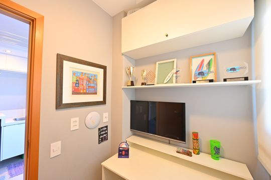 Apartamento mobiliado na Vila Mariana com 3 suítes, varanda e academia no condomínio. Ideal para comprar. — Escritorio