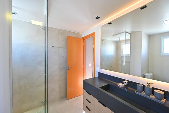 Apartamento mobiliado na Vila Mariana com 3 suítes, varanda e academia no condomínio. Ideal para comprar. — Banheiro da Suíte 1