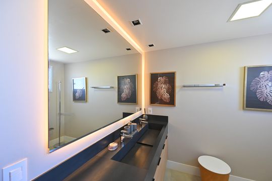 Apartamento mobiliado na Vila Mariana com 3 suítes, varanda e academia no condomínio. Ideal para comprar. — Banheiro da Suíte 1