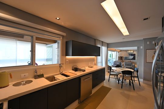 Apartamento mobiliado na Vila Mariana com 3 suítes, varanda e academia no condomínio. Ideal para comprar. — Cozinha