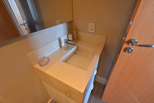 Apartamento mobiliado na Vila Mariana com 3 suítes, varanda e academia no condomínio. Ideal para comprar. — Banheiro da Suíte 2