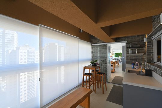 Apartamento mobiliado na Vila Mariana com 3 suítes, varanda e academia no condomínio. Ideal para comprar. — Varanda