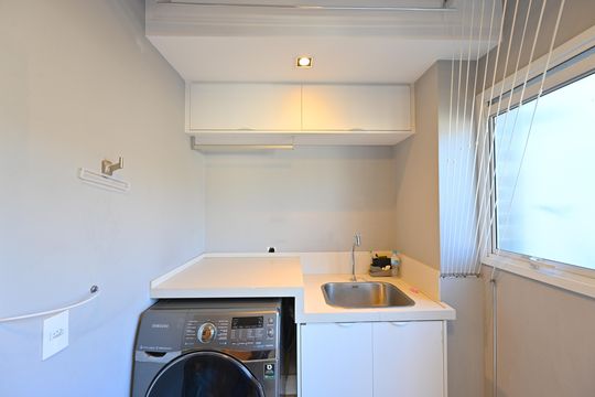 Apartamento mobiliado na Vila Mariana com 3 suítes, varanda e academia no condomínio. Ideal para comprar. — Lavanderia