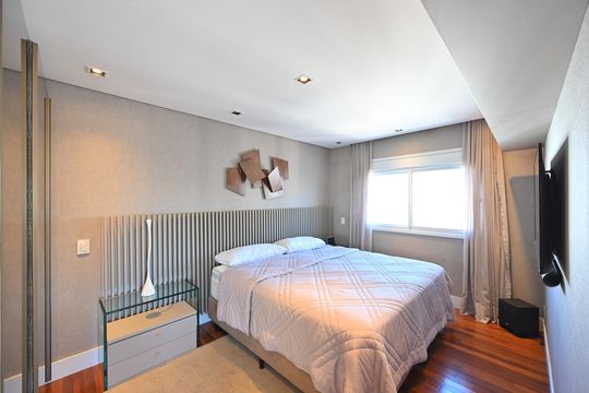 Apartamento mobiliado na Vila Mariana com 3 suítes, varanda e academia no condomínio. Ideal para comprar. — Suíte 1