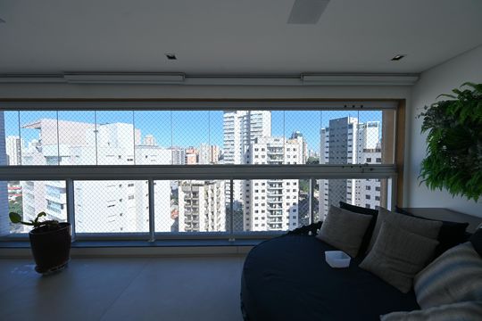 Apartamento mobiliado na Vila Mariana com 3 suítes, varanda e academia no condomínio. Ideal para comprar. — Vista da Suíte 3