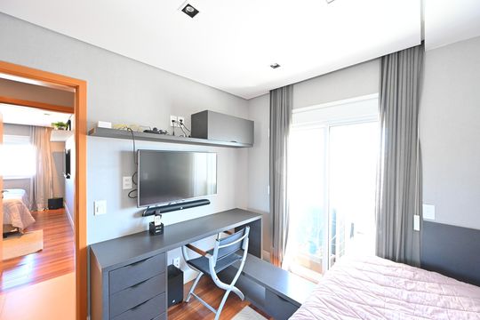 Apartamento mobiliado na Vila Mariana com 3 suítes, varanda e academia no condomínio. Ideal para comprar. — Suíte 2