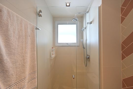 Apartamento mobiliado na Vila Mariana com 3 suítes, varanda e academia no condomínio. Ideal para comprar. — Banheiro da Suíte 3
