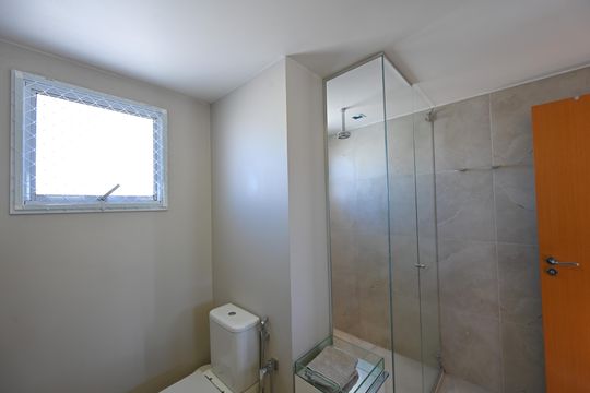Apartamento mobiliado na Vila Mariana com 3 suítes, varanda e academia no condomínio. Ideal para comprar. — Banheiro da Suíte 1