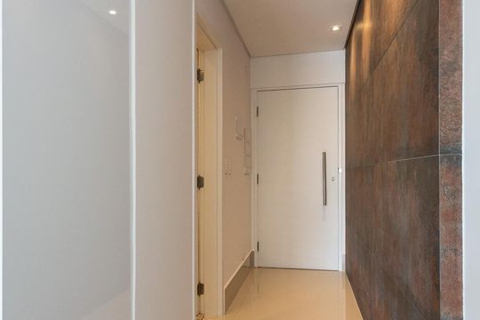 Comprar apartamento na Vila Nova Conceição com varanda gourmet, 2 suítes e piscina no condomínio. — Entrada social