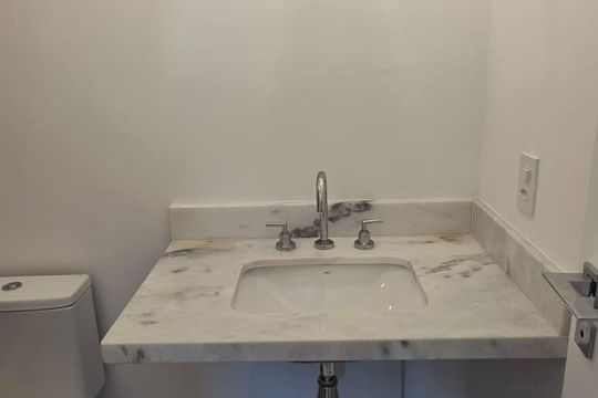 Compra apartamento mobiliado na Vila Clementino, 2 quartos, aceita animais. — Banheiro