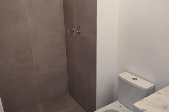 Compra apartamento mobiliado na Vila Clementino, 2 quartos, aceita animais. — Banheiro 1