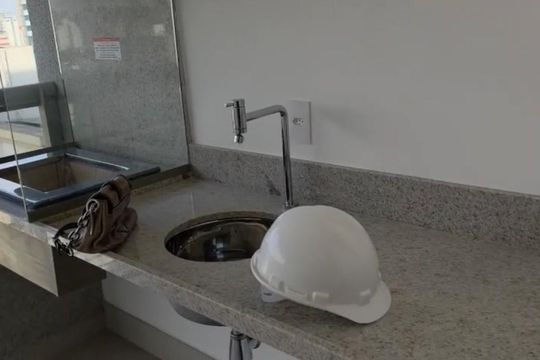 Compra apartamento mobiliado na Vila Clementino, 2 quartos, aceita animais. — Varanda