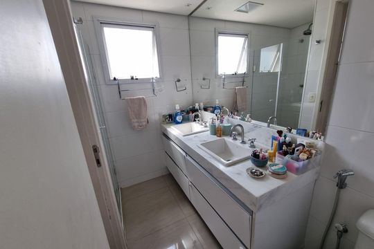 Apartamento mobiliado com 3 quartos na Vila Cordeiro, perfeito para comprar. — Banheiro