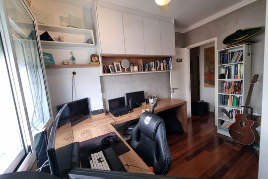Apartamento mobiliado com 3 quartos na Vila Cordeiro, perfeito para comprar. — Sala