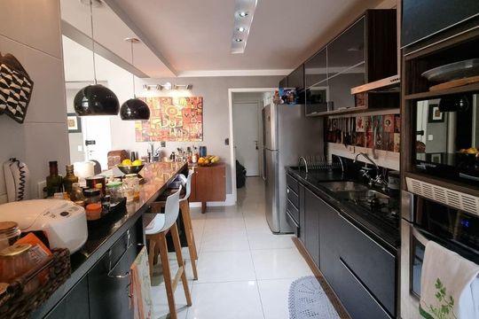 Apartamento mobiliado com 3 quartos na Vila Cordeiro, perfeito para comprar. — Cozinha