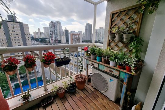 Apartamento mobiliado com 3 quartos na Vila Cordeiro, perfeito para comprar. — Varanda