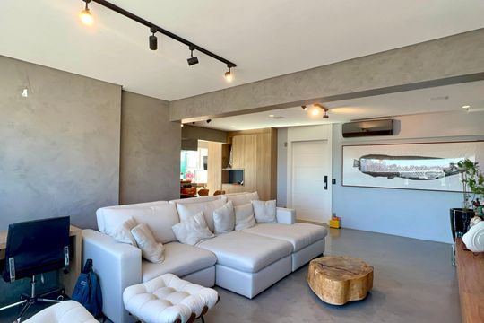 Apartamento mobiliado para comprar, 3 suítes, churrasqueira e varanda. — Sala