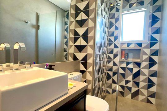 Apartamento mobiliado para comprar, 3 suítes, churrasqueira e varanda. — Banheiro da Suíte 2
