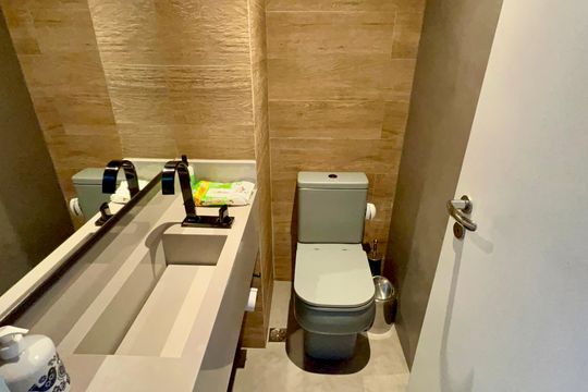 Apartamento mobiliado para comprar, 3 suítes, churrasqueira e varanda. — Lavabo