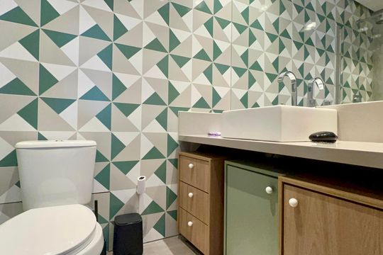 Apartamento mobiliado para comprar, 3 suítes, churrasqueira e varanda. — Banheiro da Suíte 1