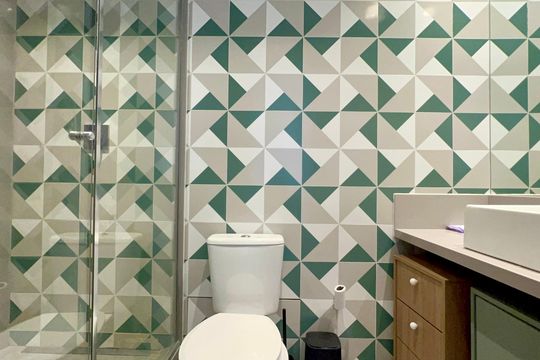Apartamento mobiliado para comprar, 3 suítes, churrasqueira e varanda. — Banheiro da Suíte 1