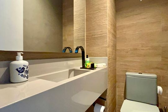 Apartamento mobiliado para comprar, 3 suítes, churrasqueira e varanda. — Lavabo