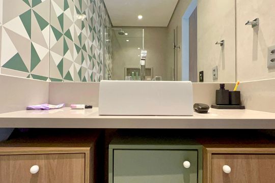 Apartamento mobiliado para comprar, 3 suítes, churrasqueira e varanda. — Banheiro da Suíte 1